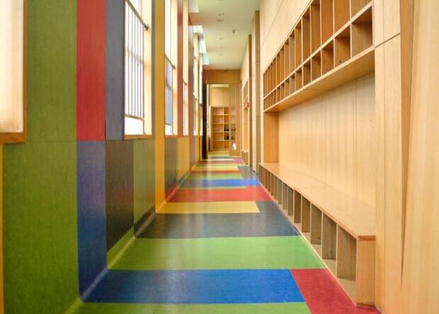 為什么學(xué)校地面改造習(xí)慣用塑膠地板？