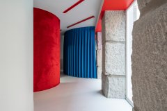 紅藍(lán)碰撞！看看這家個性十足的口腔醫(yī)院